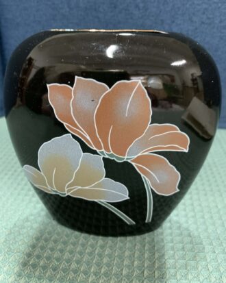 Kasutatud väike vaas.