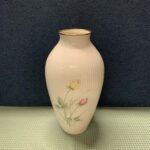 Kasutatud portselanist vaas.