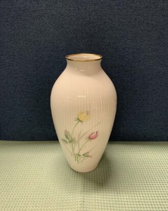 Kasutatud portselanist vaas.