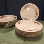 Kasutatud taldrikute komplekt.